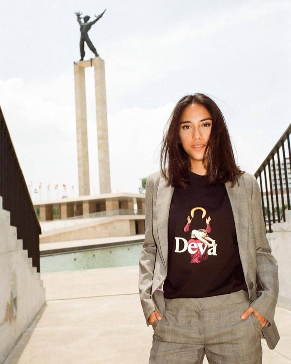 Gaya Sabrina Alatas mengunakan padu padan setelan blazer dan celana yang serasi dipakai bersama t-shirt