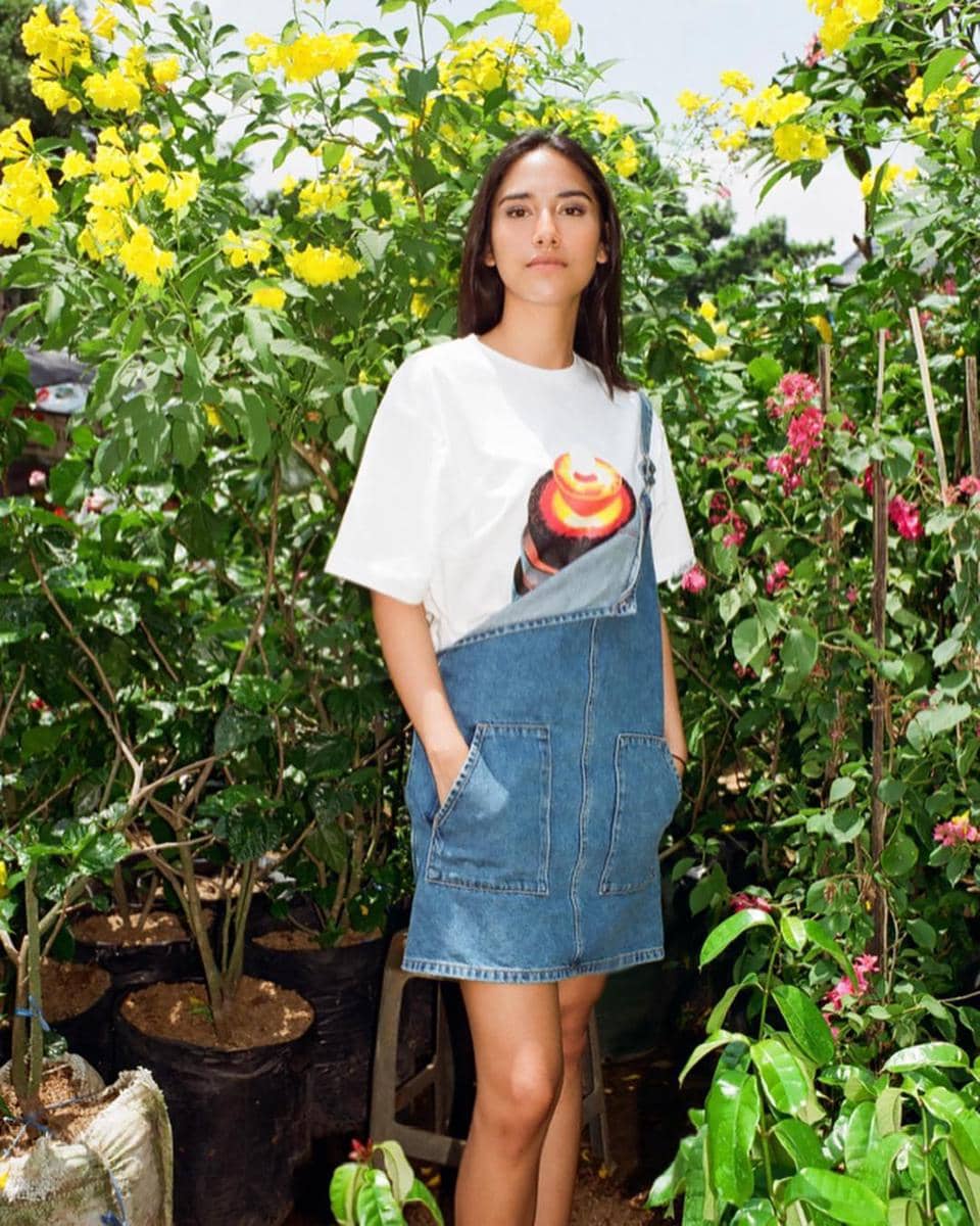 Gaya Sabrina Alatas mengunakan kaos oversize dengan rok overal denim