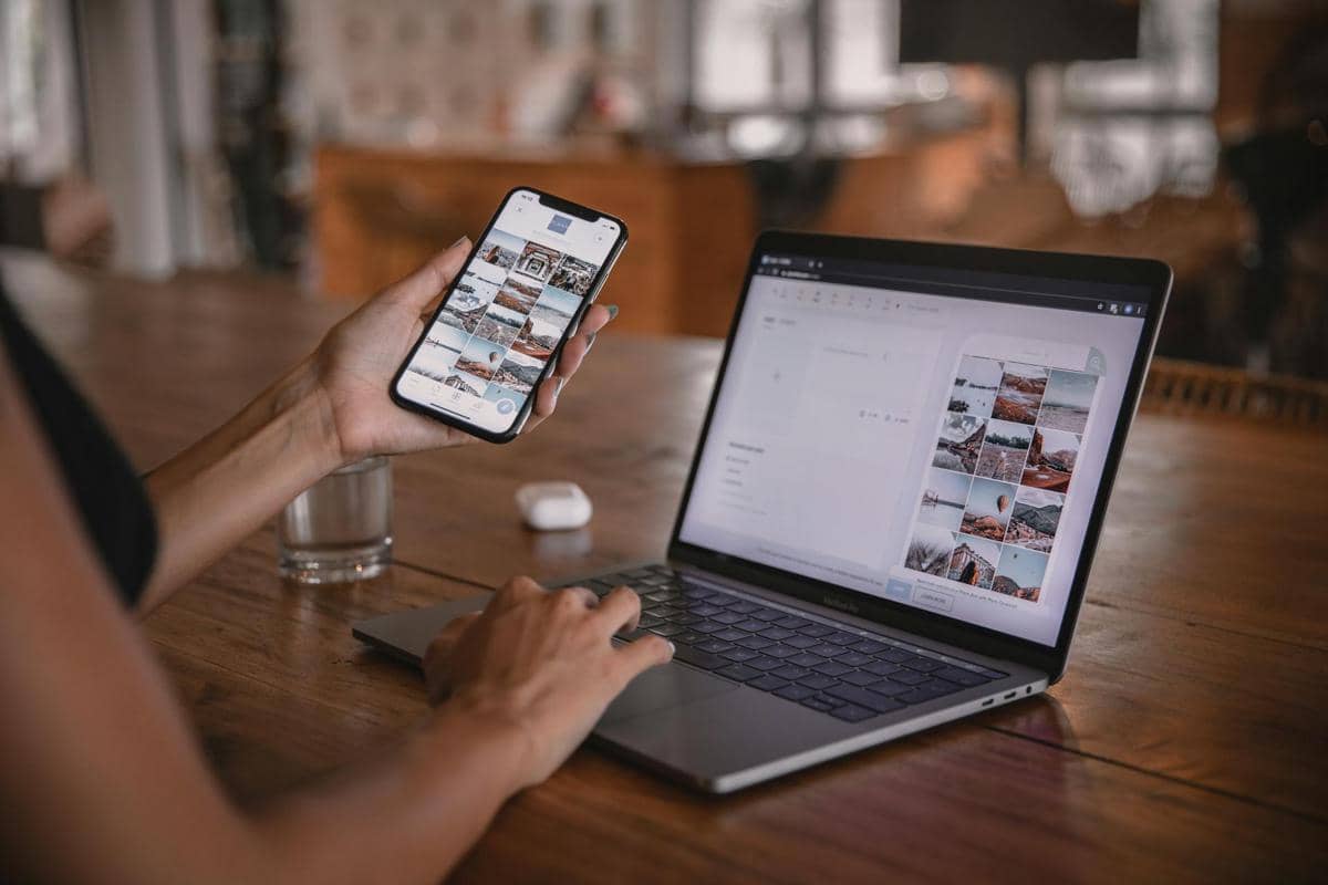 ilustrasi content creator sedang mengunggah video