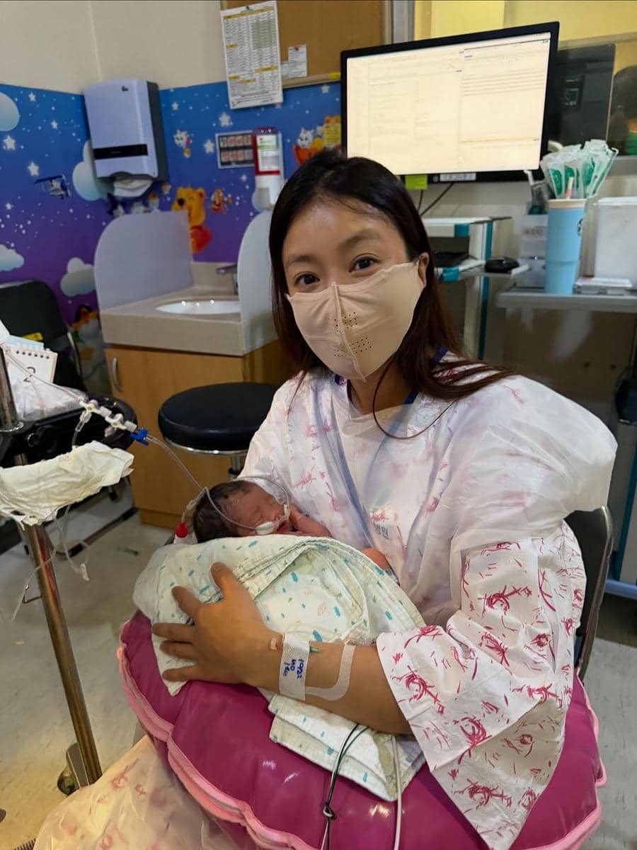 Potret momen Lee Si Young melahirkan anak kedua