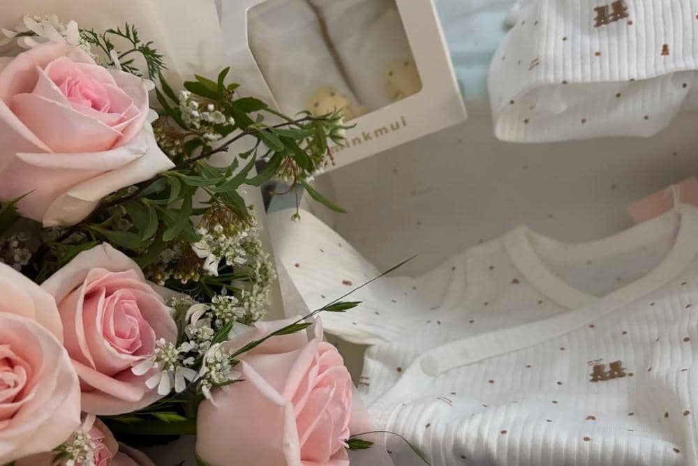 _ 여러분 안녕하세요 💍저희 부부에게 너무 감사하게도예쁜 아가천사가 찾아왔어요 👶🏻🤍하루 하루 뱃속에서 커져가는 아가를 보며요즘 너무나도 행복한 시간을 보내고 있답니.jpg