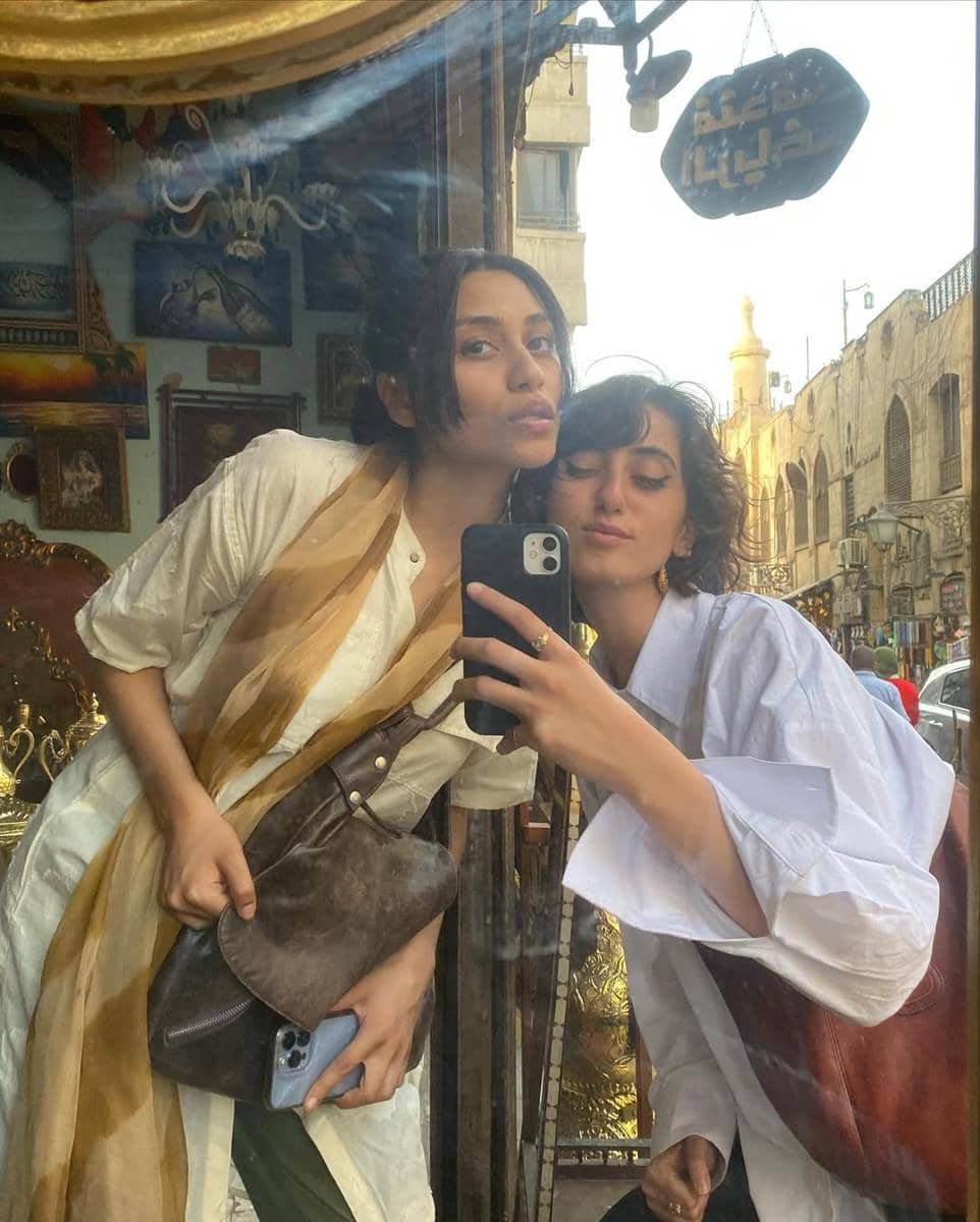 gaya kasual Rama Duwaji dengan kemeja putih oversize dipadukan tas cokelat