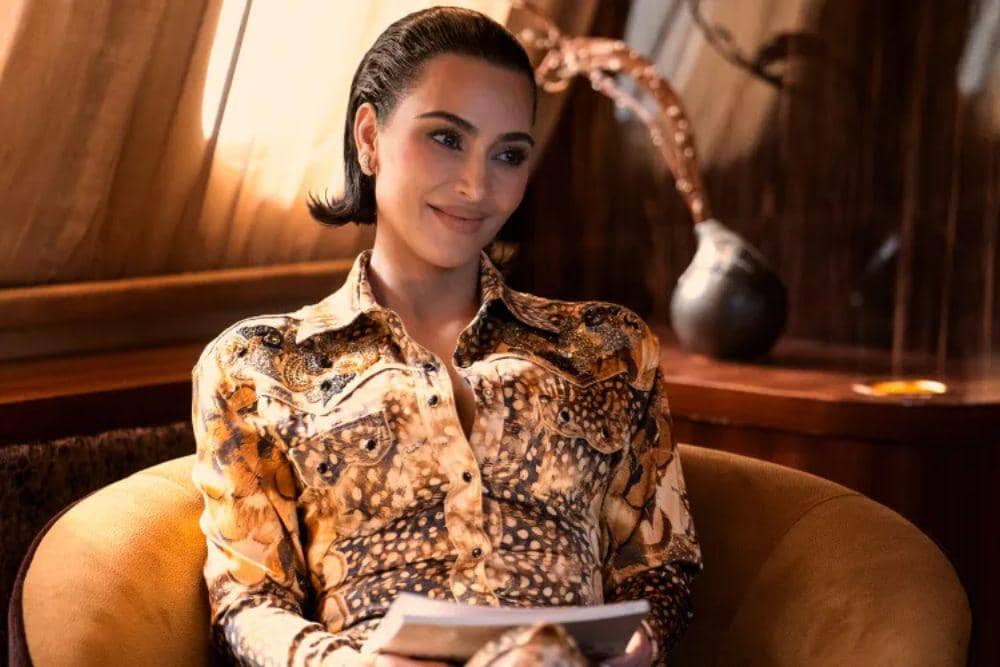 Kim Kardashian di serial All's Fair. (people.com)