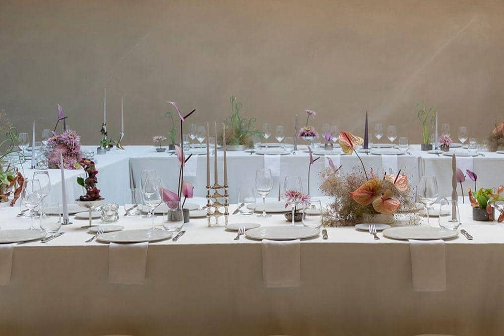 Ide Instalasi Bunga untuk Dekorasi Pernikahan yang Unik