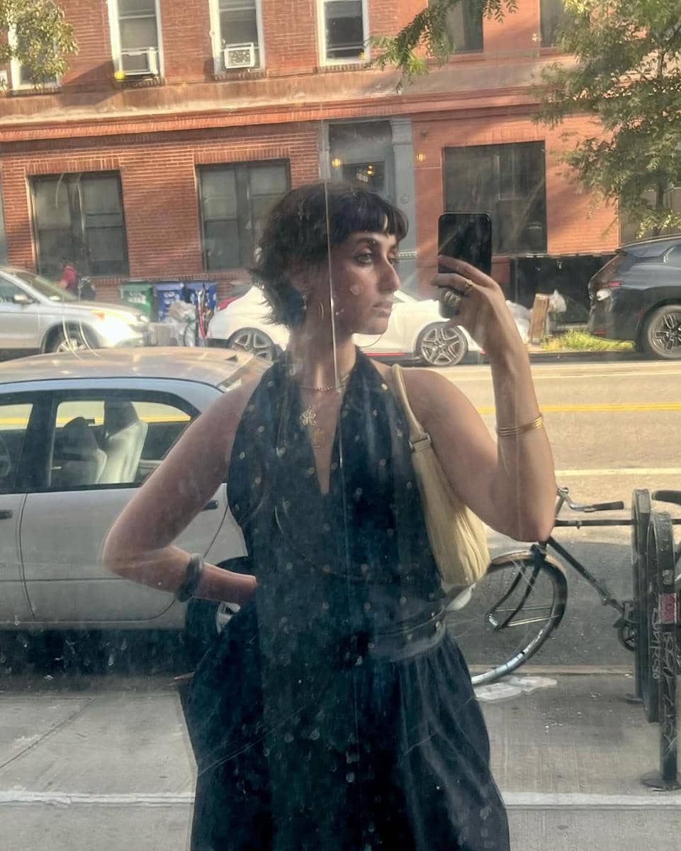 Kombinasi outfit dengan halter top jadi pilihan Rama Duwaji untuk tampil stylish di musim panas.