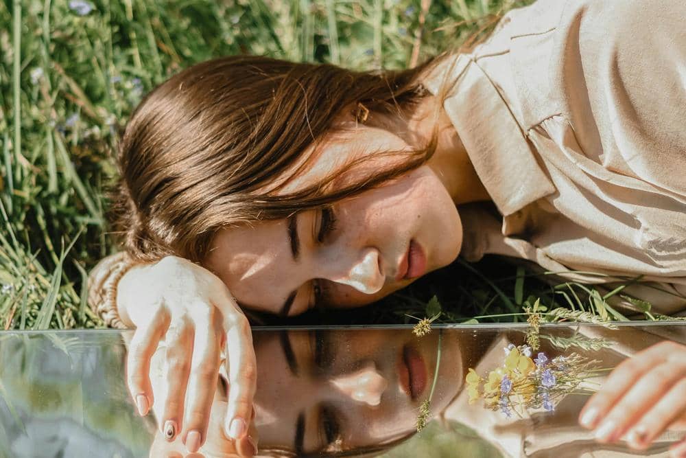 ilustrasi perempuan overthinking (pexels.com/Eugene Lisyuk)