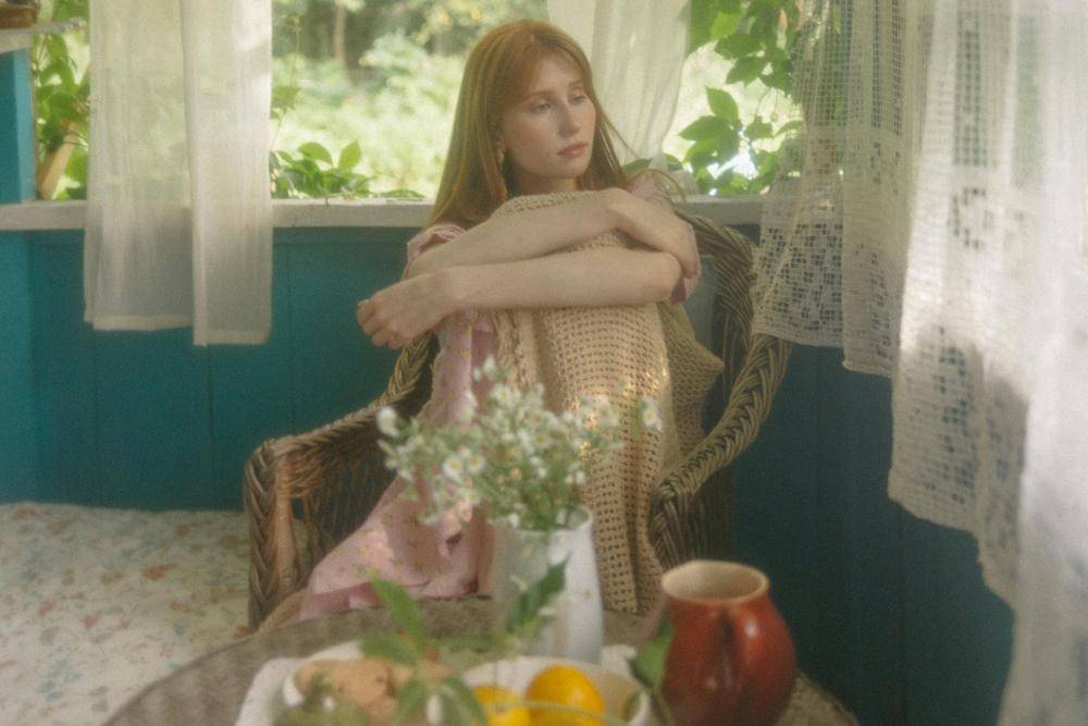 ilustrasi perempuan overthinking (pexels.com/Yaroslav Shuraev)