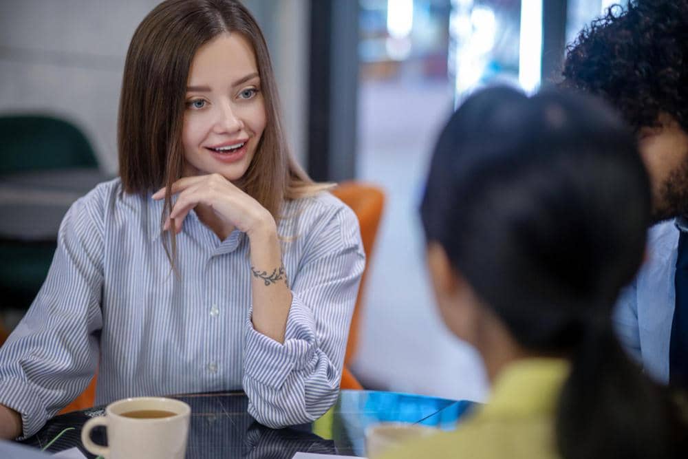 ilustrasi perempuan ngobrol (freepik.com/zinkevych)