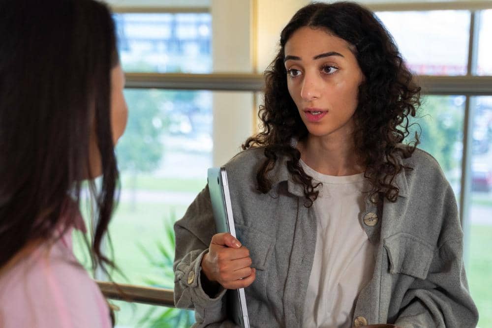 ilustrasi perempuan ngobrol (freepik.com/freepik)