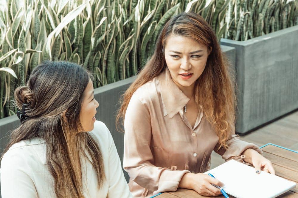 ilustrasi perempuan ngobrol (pexels.com/Kindel Media)