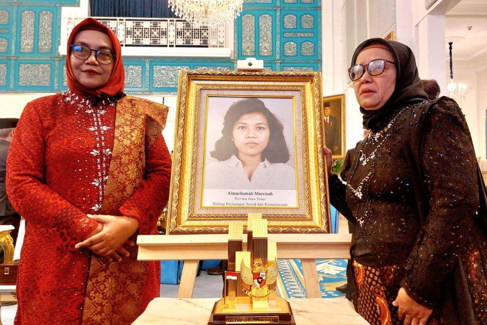 Kakak Marsinah, Marsini (kiri) dan adik Marsinah, Wijiati (kanan) menghadiri acara penganugerahan gelar pahlawan nasional pada Senin (10/11/2025), di Istana Negara, Jakarta. (Foto: suarasurabaya.net/Farid Kusuma)
