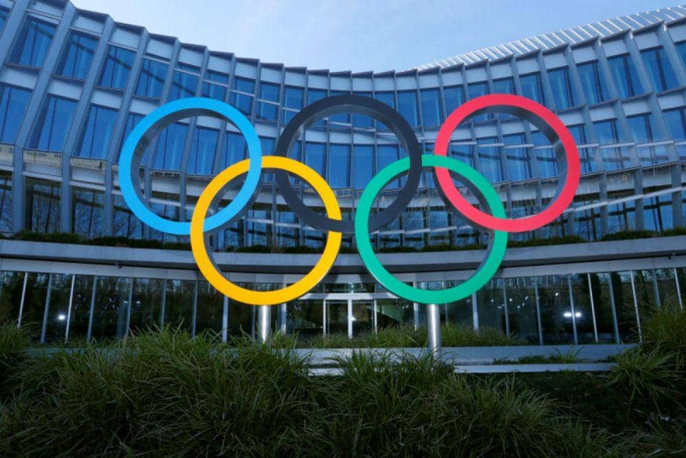 Lingkaran Olimpiade di depan markas Komite Olimpiade Internasional (IOC). (REUTERS/Denis Balibouse via ANTARA Jatim)