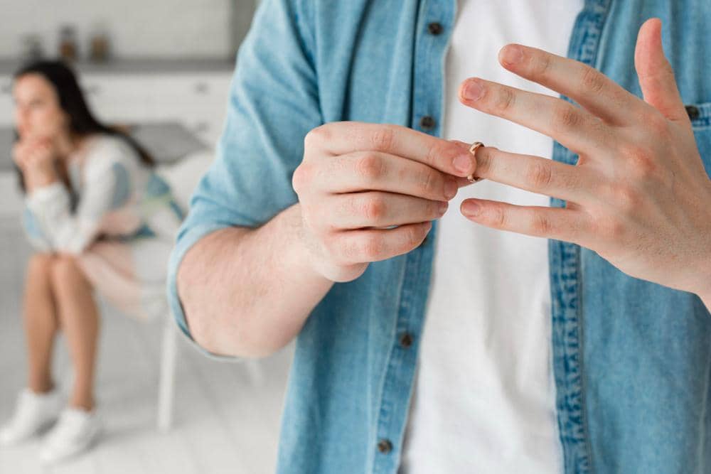 ilustrasi pasangan bercerai (freepik.com/freepik)