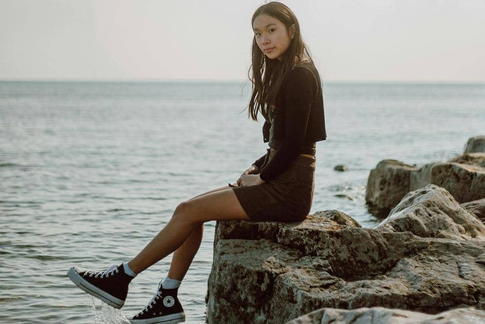 ilustrasi perempuan duduk di tepi laut (pexels.com/jasmin chew)