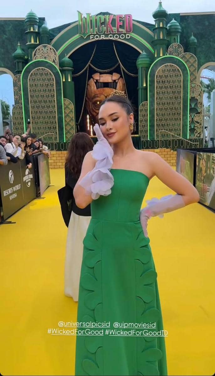 Caitlin Halderman memilih tampilan nuansa Elphaba dengan gaun hijau strapless