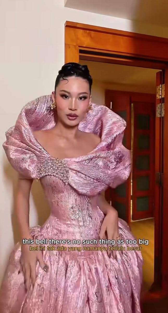 Patricia Gouw tampil glamor pakai gaun pink dengan siluet rok ball gown dan kerah struktural,