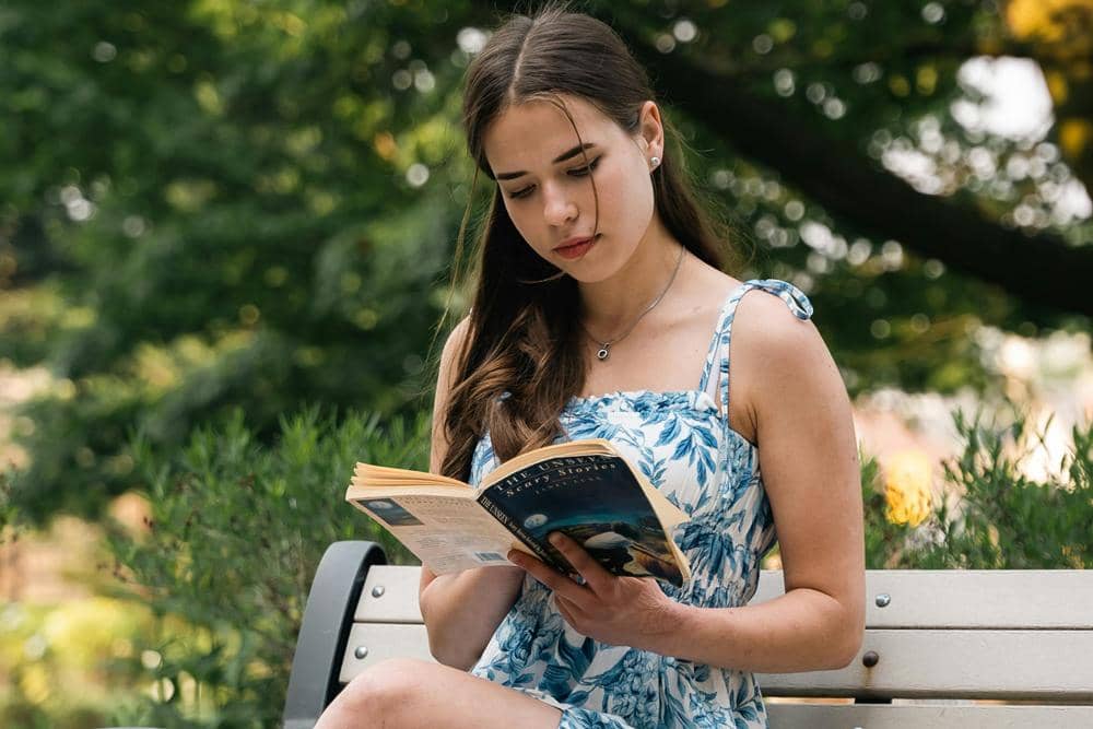 ilustrasi perempuan membaca buku (pexels.com/apertur2.8)