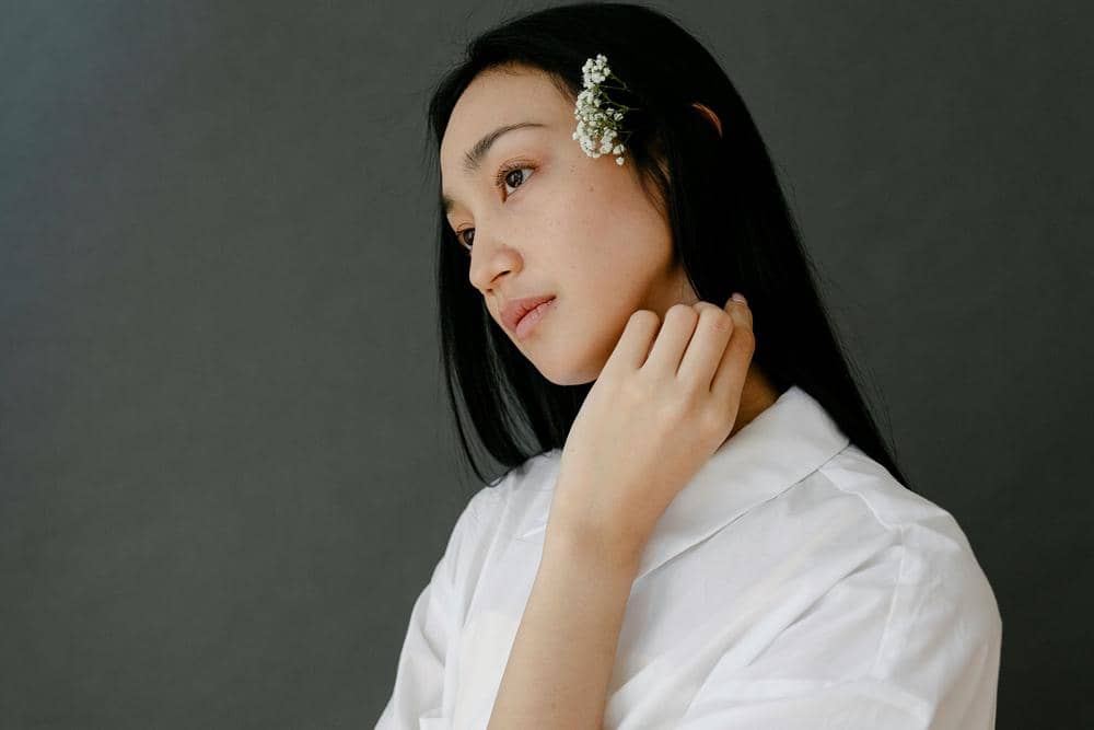 ilustrasi perempuan melamun (pexels.com/John Diez)