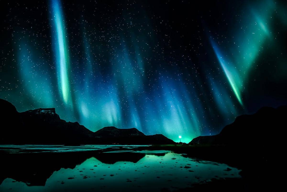 Pemandangan aurora borealis dari Lofoten, Norwegia