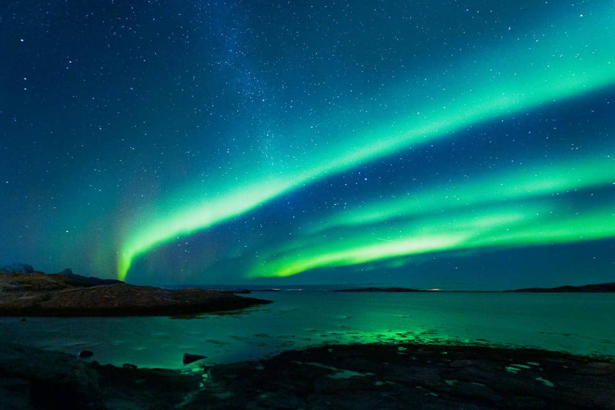 Pemandangan aurora borealis dari Lofoten, Norwegia
