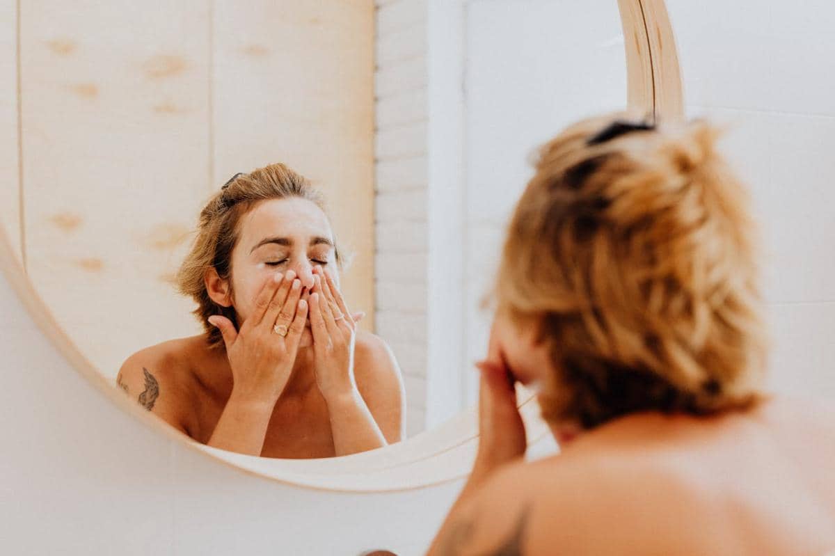Perempuan sedang cuci muka
