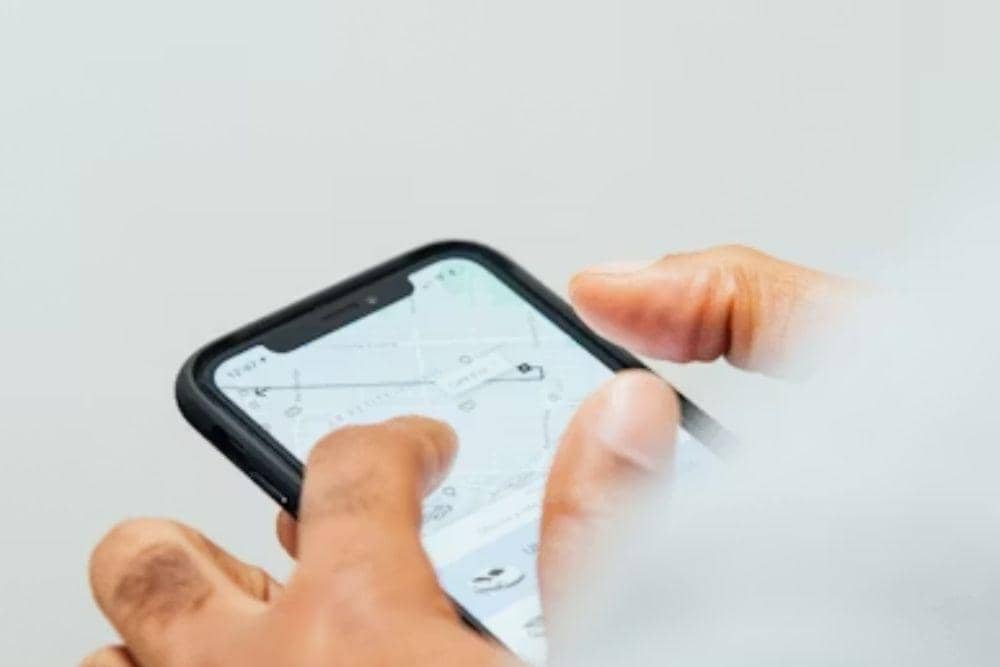 Ilustrasi memesan transportasi online.