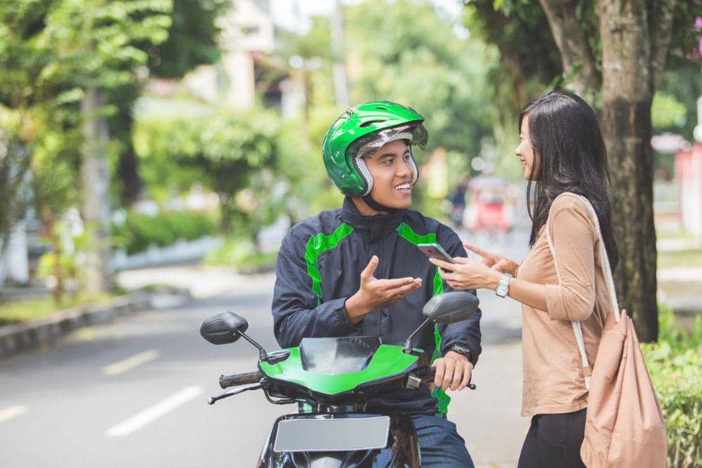 Ilustrasi pengguna menyapa driver ojek online.