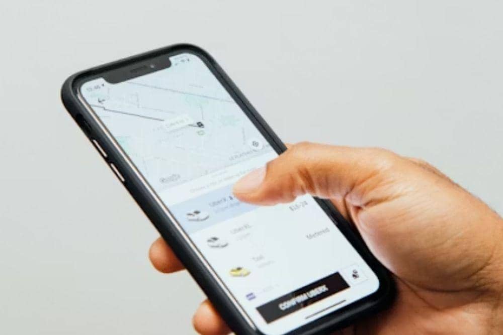 Ilustrasi memesan transportasi online.