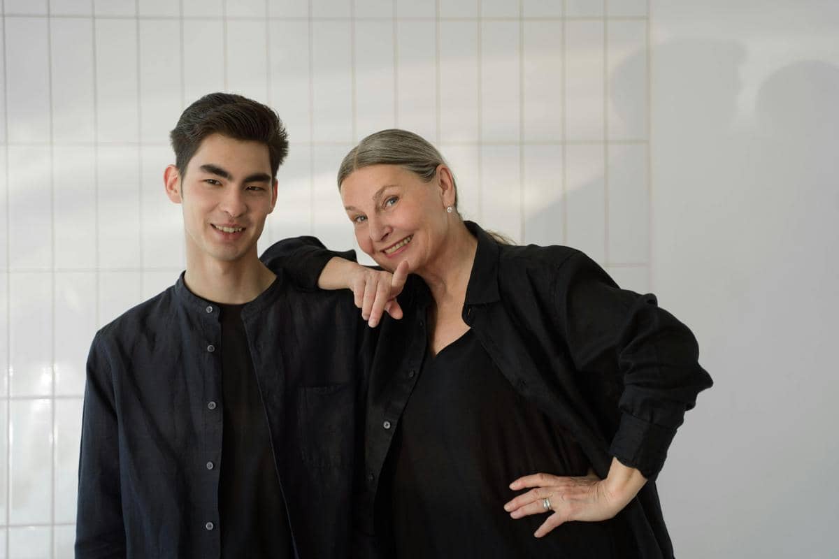 Ilustrasi ibu dan anak laki-laki