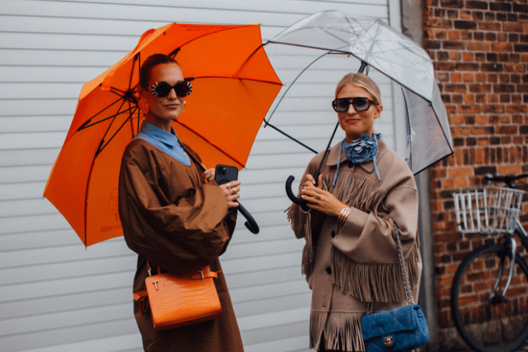 Cover Tips OOTD Hujan - fashionista.com .png