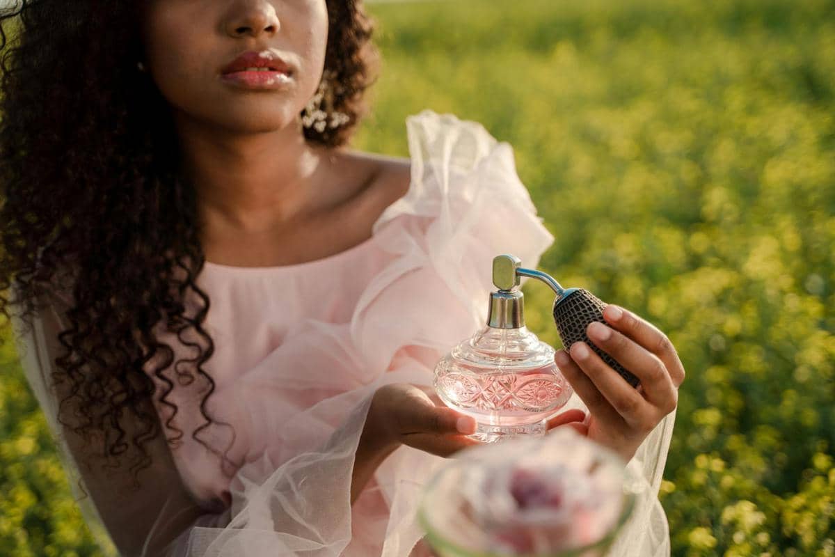 ilustrasi memakai parfum