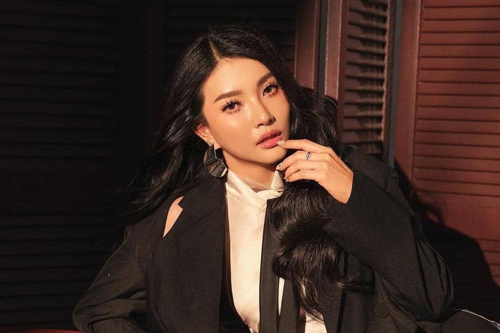 Teaser from today’s shoot @sarwendah29Photo by @riomotret @riomotretofficial Stylist @christiota.jpg