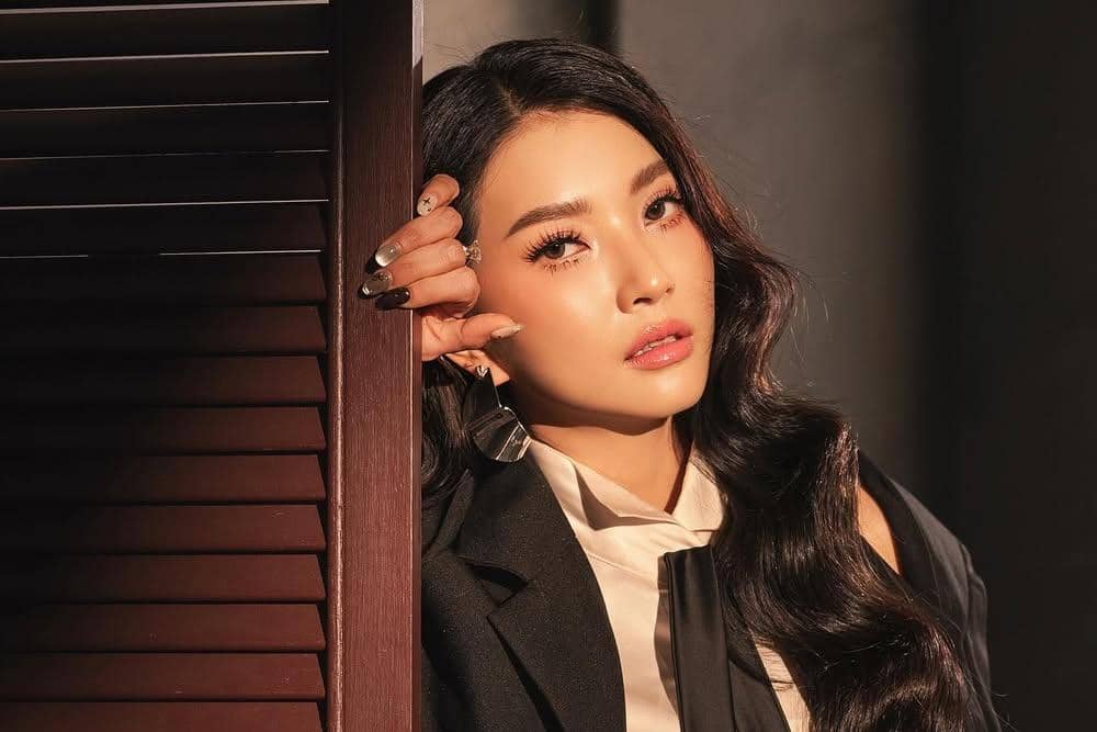 Teaser from today’s shoot @sarwendah29Photo by @riomotret @riomotretofficial Stylist @christiota (1).jpg