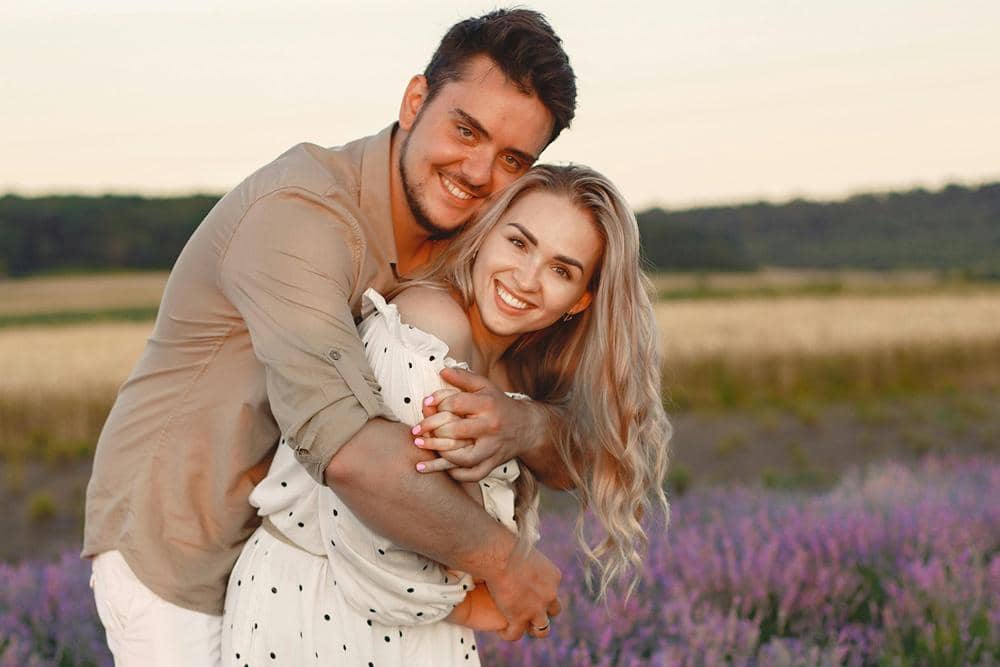 ilustrasi pasangan berpelukan (pexels.com/Gustavo Fring)