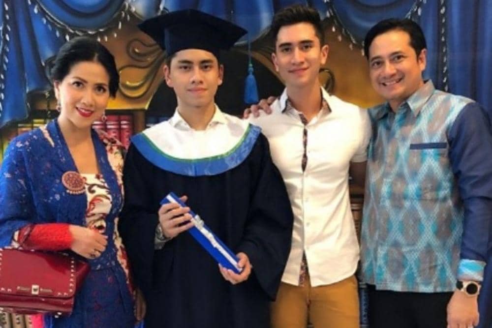 venna-melinda-dan-ivan-fadillah-kompak-hadir-di-wisuda-anak-MwJjQymLl4.jpg