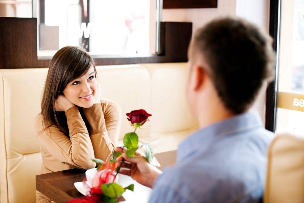 ilustrasi kencan (freepik.com/gpointstudio)