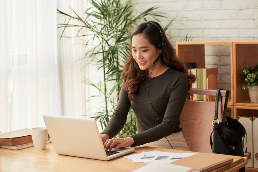 ilustrasi perempuan bekerja (freepik.com/pressfoto)