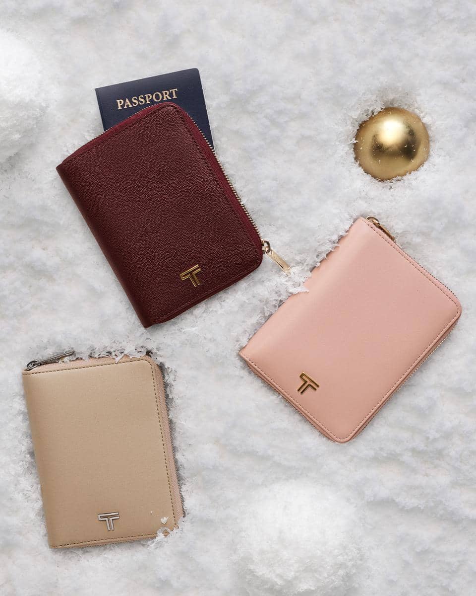04_30_HOL25_Belden_3xPassportCase_Blush_Oat_Wine_0910_RGB_300_1080x1350.jpg