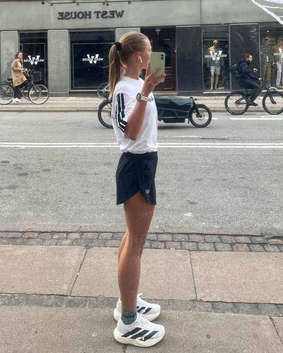 Kaus Putih dan Celana Hitam