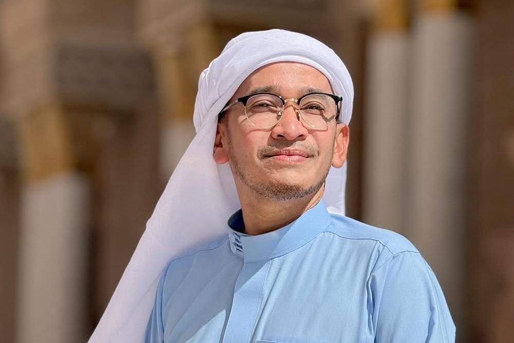 Luaskan senyumku dan lapangkan sabarku dlm damaikarena hati yg damai tak butuh persetujuan dunia.jpg