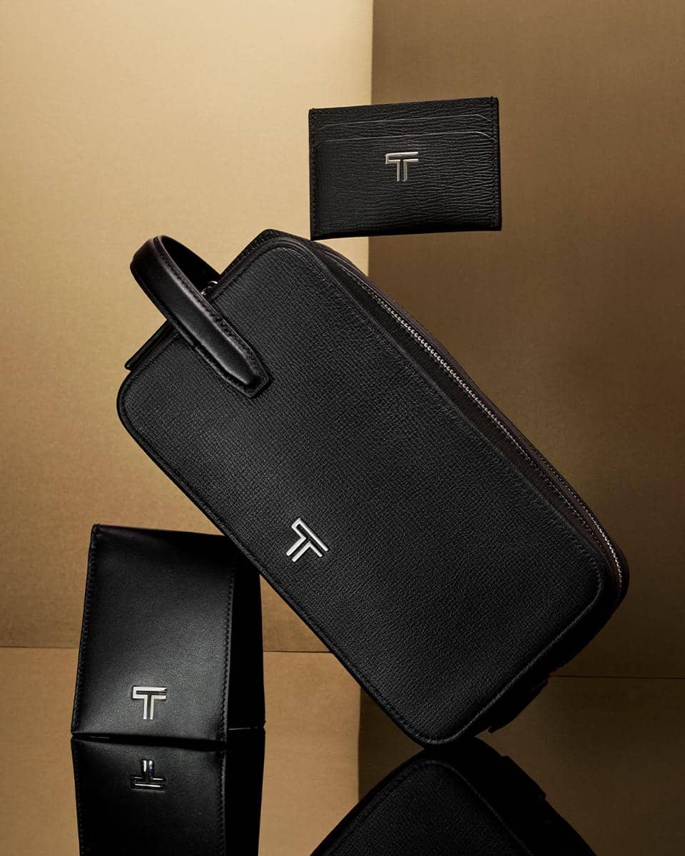 11_23_HOL25_Turin_BillfoldWallet_Clutch_CardCase_Black_0457_RGB_300_1080x1350.jpg