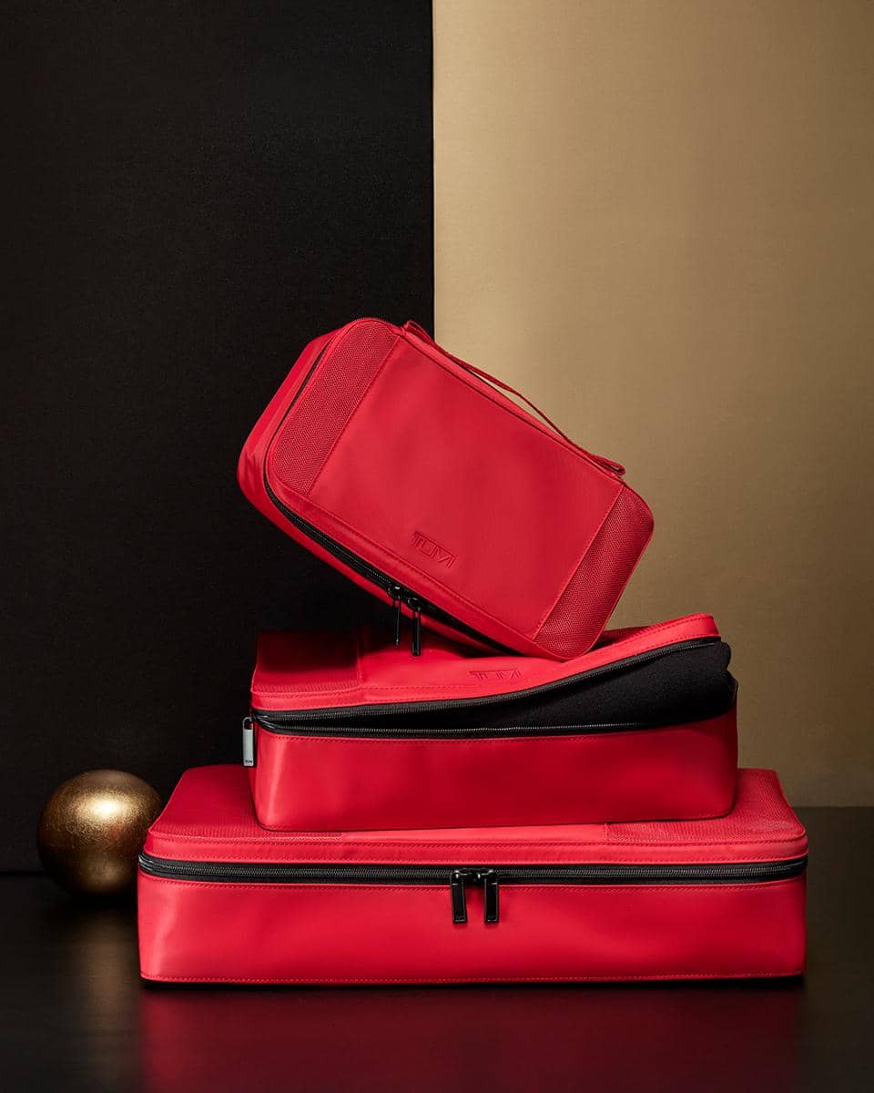 01_06_HOL25_PackingCubesx3_TumiRed_0501_RGB_300_1080x1350.jpg