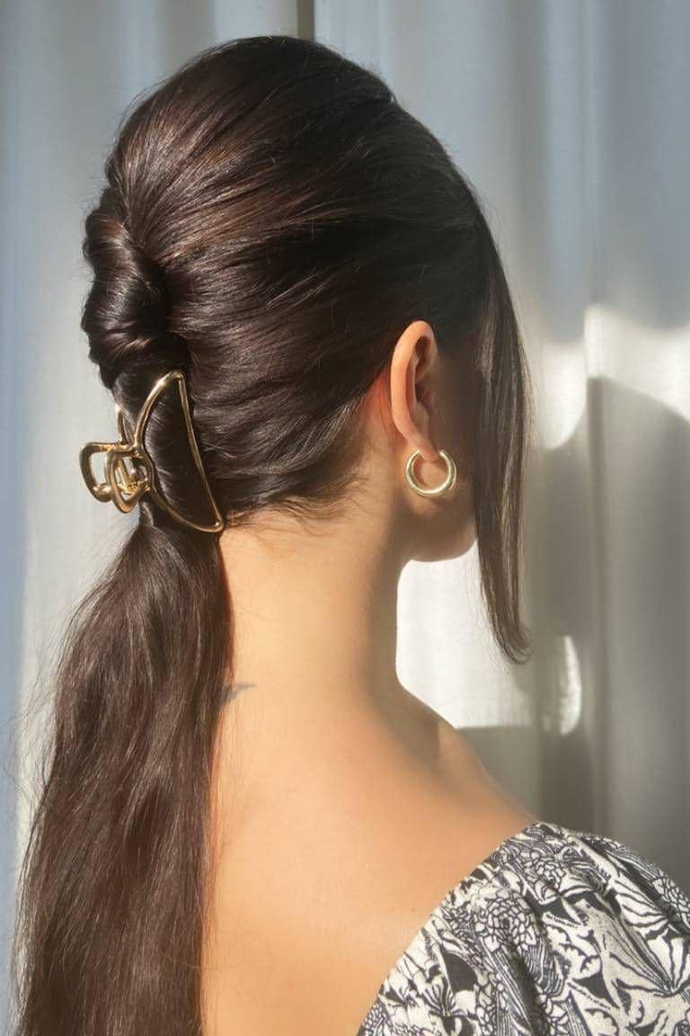 claw clip hairstyle