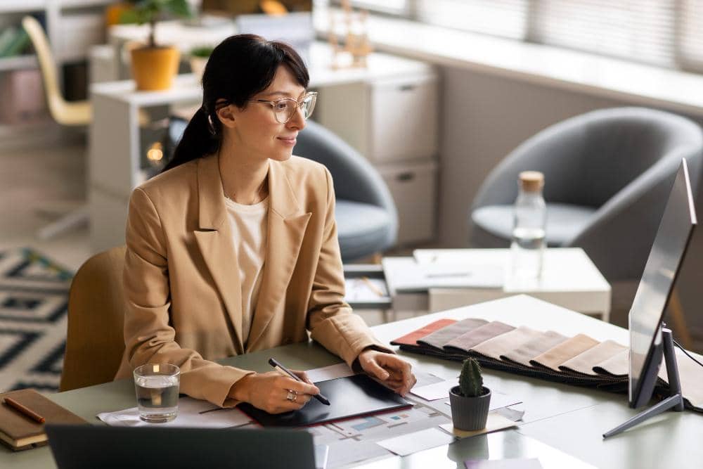 ilustrasi perempuan bekerja (freepik.com/freepik)