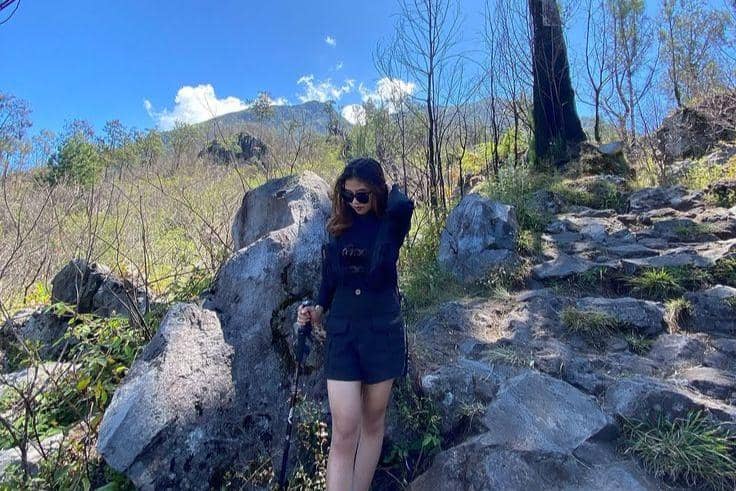 outfit naik gunung wanita celana pendek