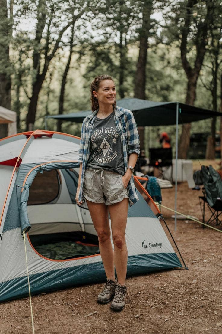 outfit naik gunung wanita celana pendek