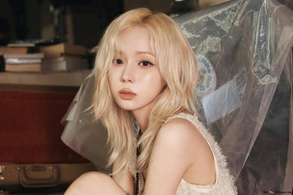 cute-blonde-winter-from-aespa-live-my-life-mv-shoot-wallpaper-2880x1800_8 (1).jpg