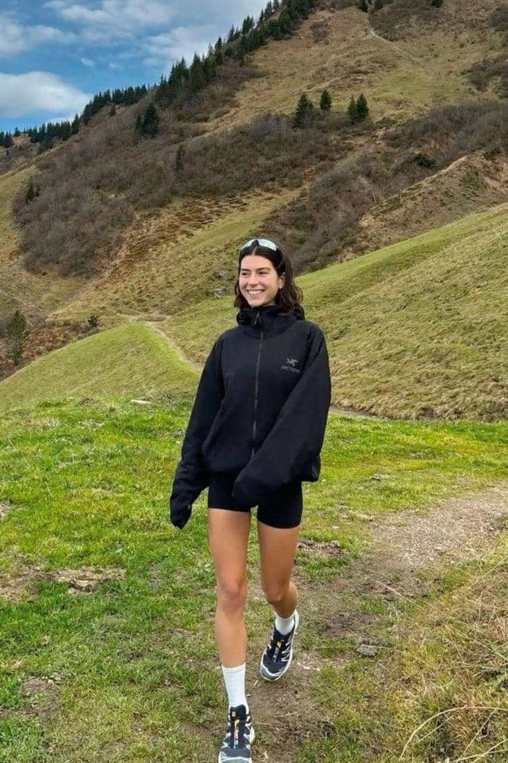 outfit naik gunung wanita celana pendek