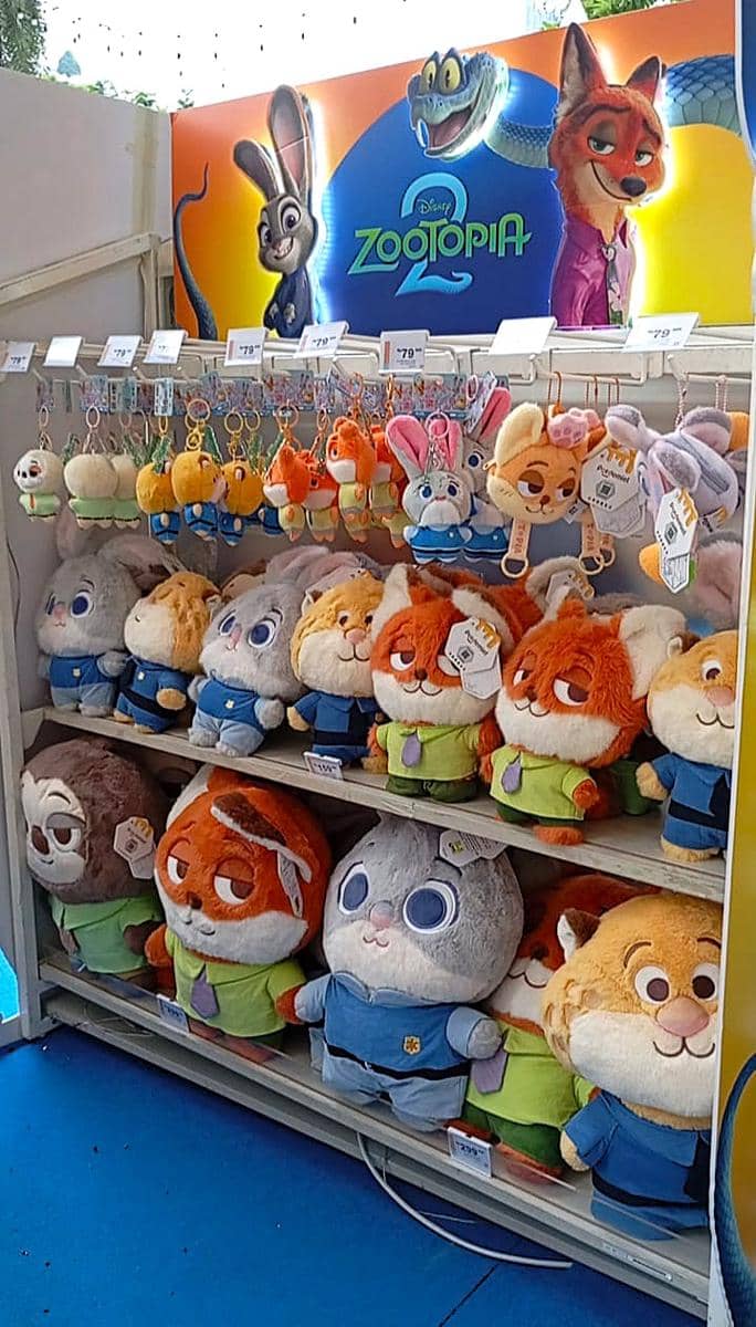 Deretan kolaborasi karakter ATARU di exhibition booth ATARU X Zootopia 2, Tribeca Park, Central Park Mall. (Dok. POPBELA.com/Evelyn Anggraini)
