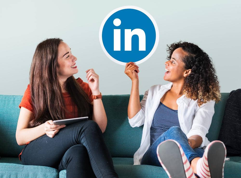 https://www.freepik.com/free-photo/business-people-holding-linkedin-logo_3682499.htm#fromView=search&page=1&position=4&uuid=2d420ad1-00db-4b02-9ef9-2f90b97f23db&query=linkedin